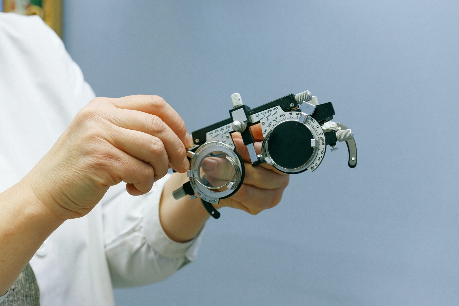 Someone holding a device that measures healthy vision to demonstrate cataract awareness